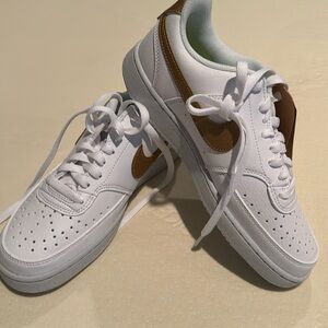 Never worn women’s Nike 8.5